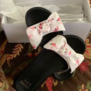 New in box Crown &Ivy Mila Flamingo Print Slides